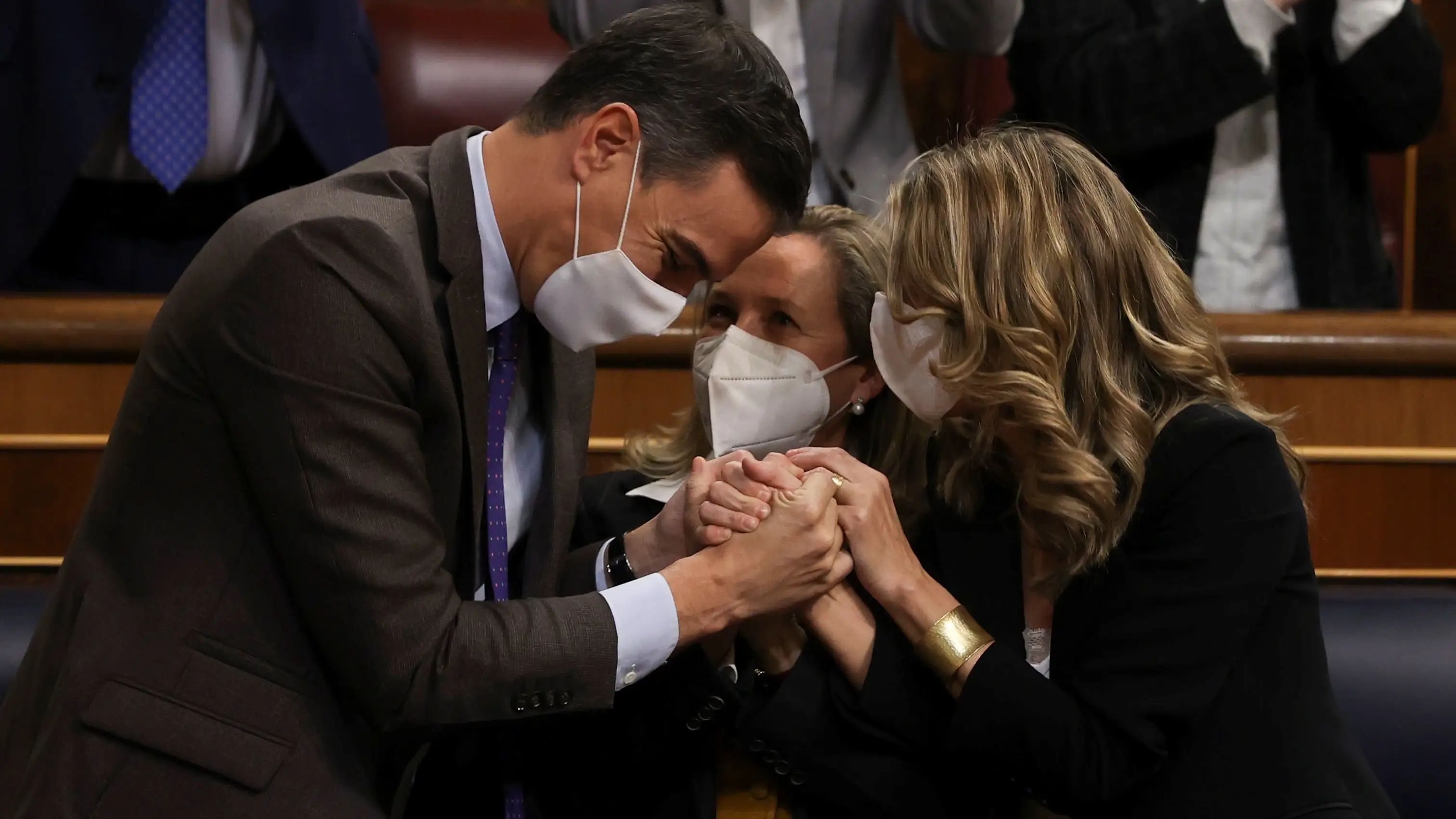 El presidente del Gobierno, Pedro S&aacute;nchez y las vicepresidentas Nadia Calvi&ntilde;o y Yolanda D&iacute;az