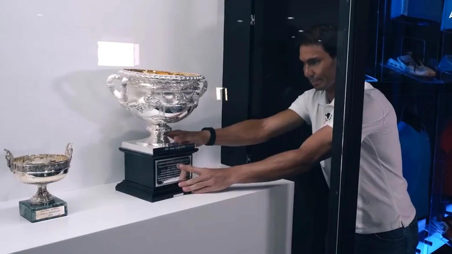 Rafa Nadal deposita su &uacute;ltimo Open de Australia en su museo en Manacor