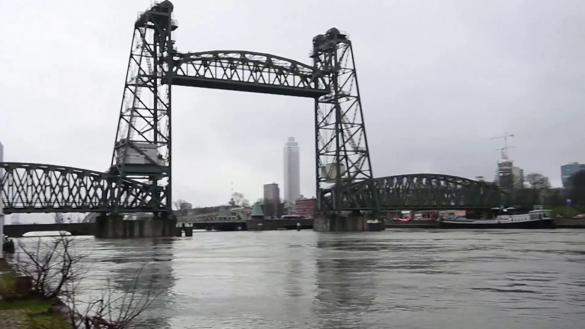 Desmontan un histórico puente en Rotterdam (Países Bajos) por el 'superyate' de Jeff Bezos