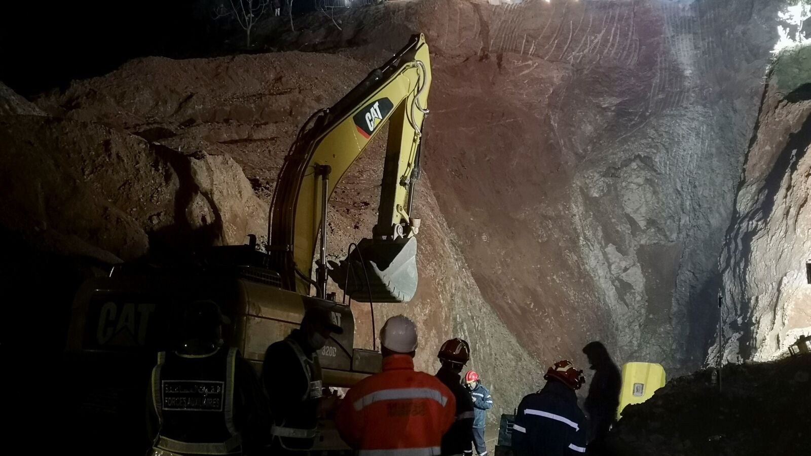 Los rescatistas finalizan los trabajos de perforación y se preparan para sacar al pequeño Rayan 