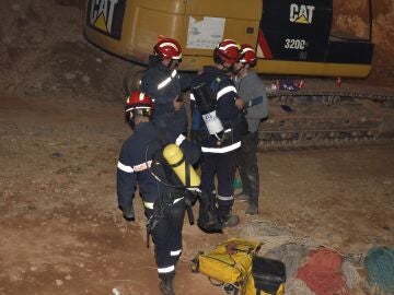 Efectivos de los servicios marroquíes de emergencia que participan en las labores de rescate del pequeño Reyan, en Bab Berred, en la región de Chefchaouen. 