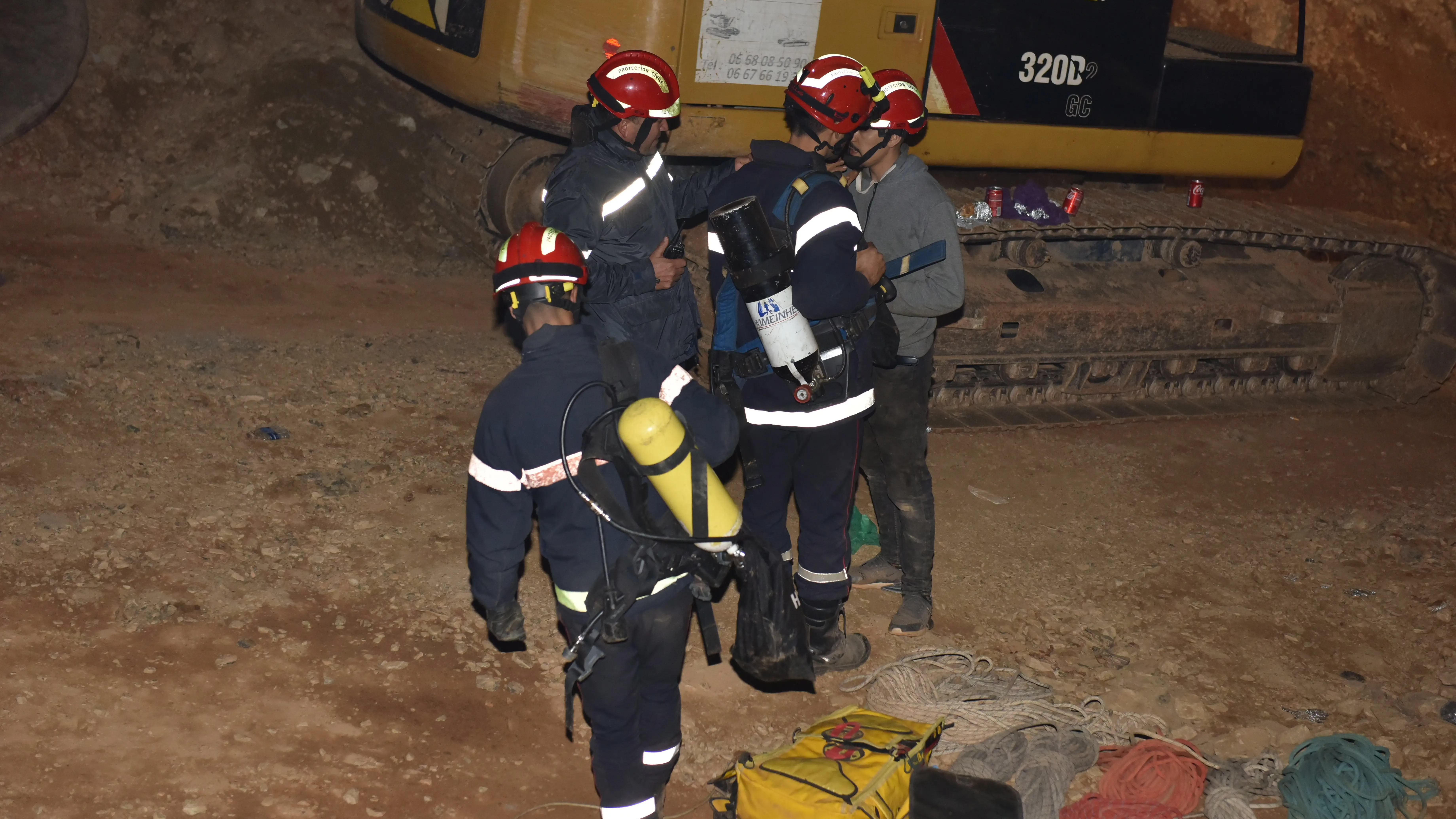 Efectivos de los servicios marroqu&iacute;es de emergencia que participan en las labores de rescate del peque&ntilde;o Reyan, en Bab Berred, en la regi&oacute;n de Chefchaouen. 