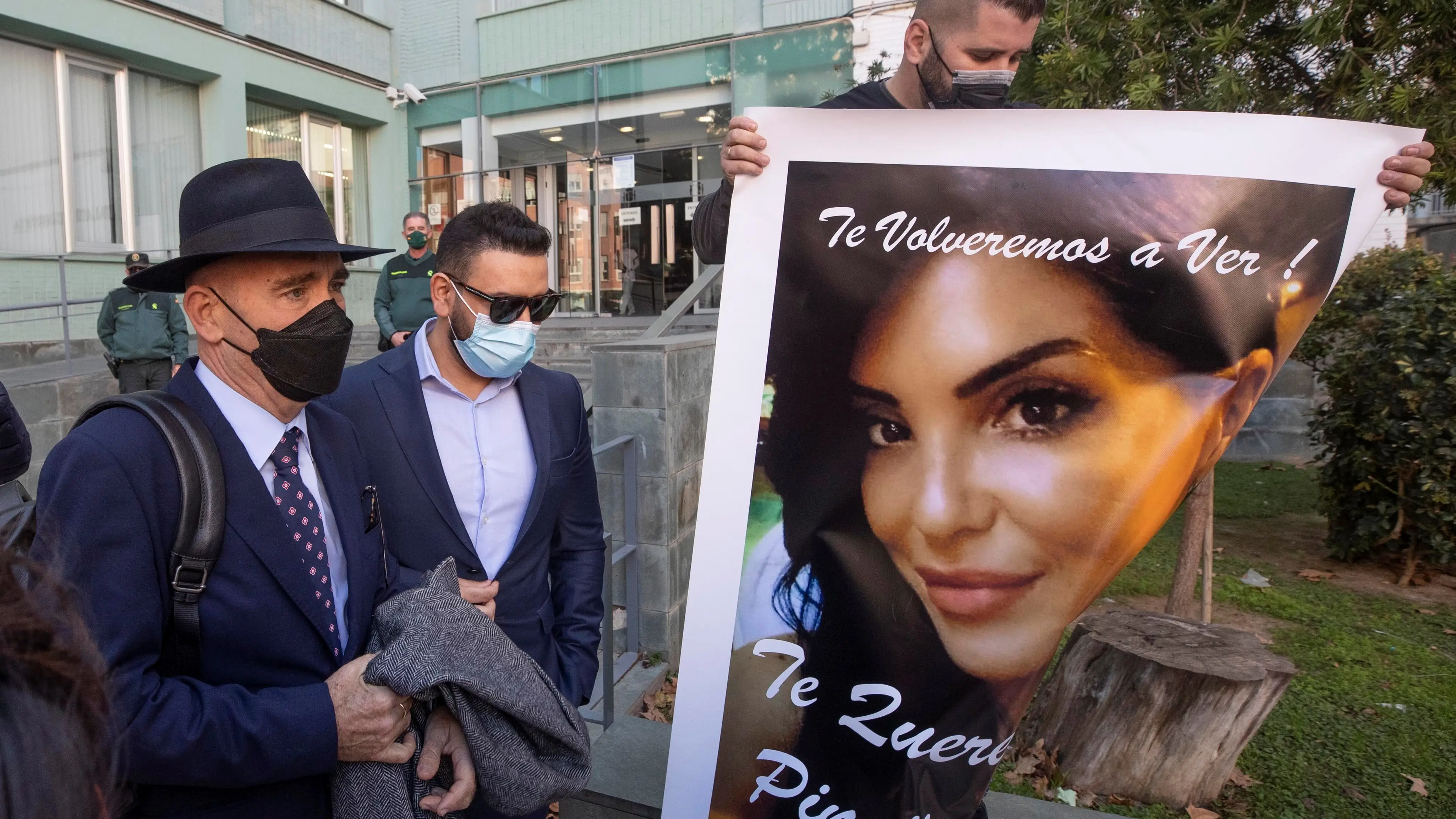 Un familiar muestra un retrato de la misma a la salida del cirujano Javier Alejandro Masso Un familiar muestra un retrato de la misma a la salida del cirujano Javier Alejandro Masso