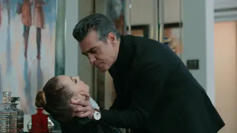 Volkan amenaza a Derin: “Te voy a matar” La situación es cada vez más insoportable para Volkan y Derin.