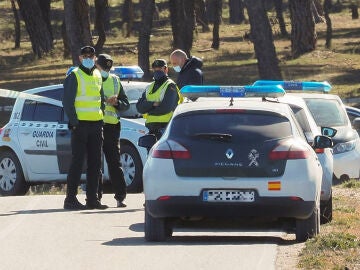 La Guardia Civil en la zona donde se encontró el cadáver