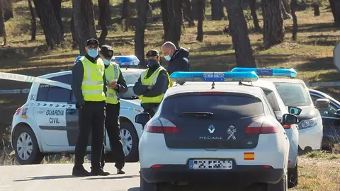 La Guardia Civil en la zona donde se encontró el cadáver La Guardia Civil en la zona donde se encontró el cadáver