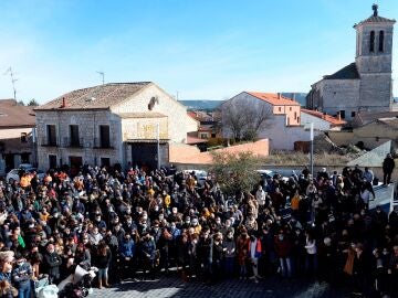 Los vecinos de la localidad vallisoletana de Traspinedo guardan un minuto de silencio este domingo en recuerdo de Esther López