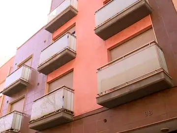 Unos vecinos de Benicàssim denuncian la okupación y robos en siete pisos de un edificio 