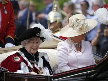 La reina Isabel II junto a Camilla Parker La reina Isabel II junto a Camilla Parker