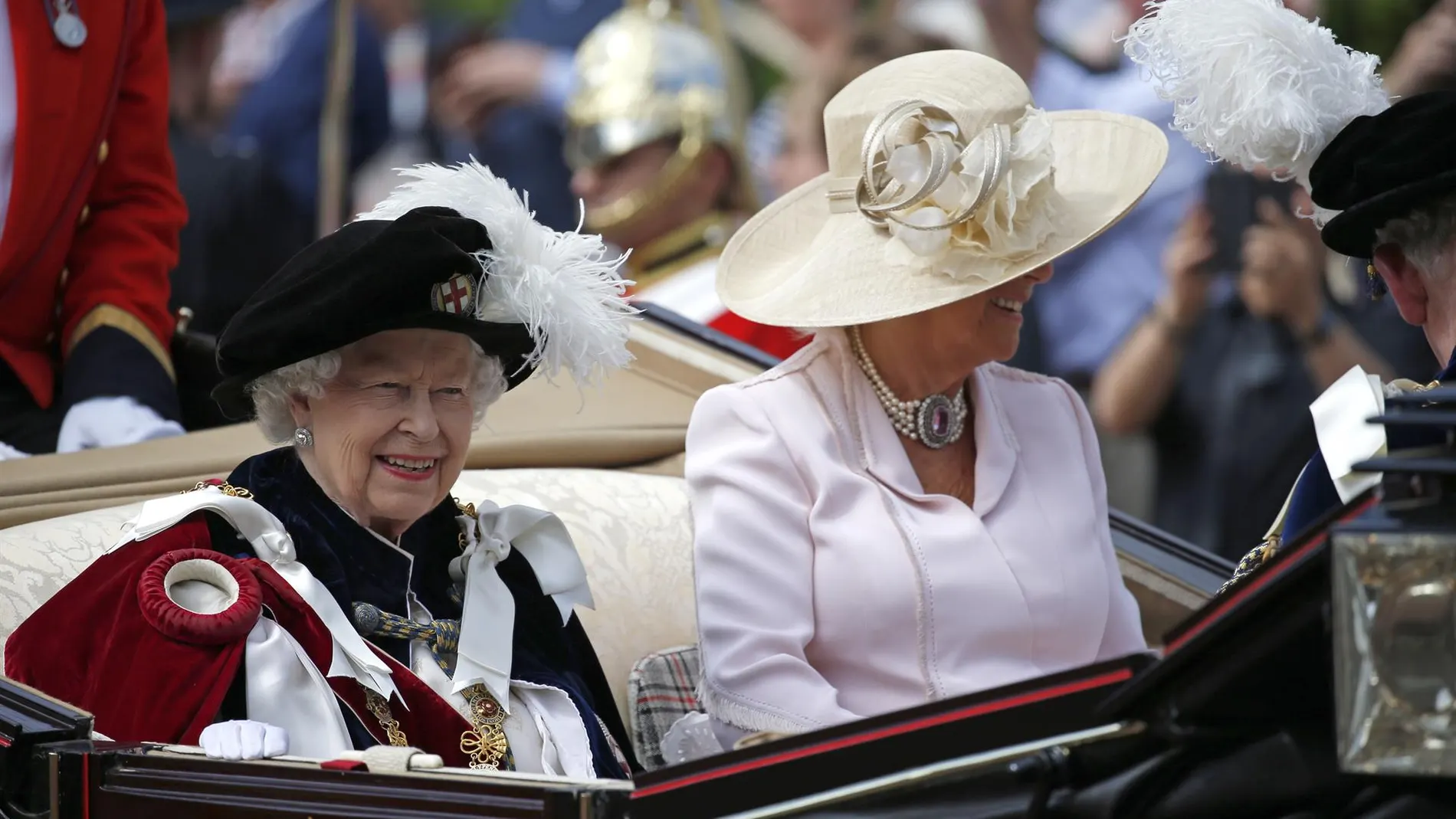 La reina Isabel II junto a Camilla Parker