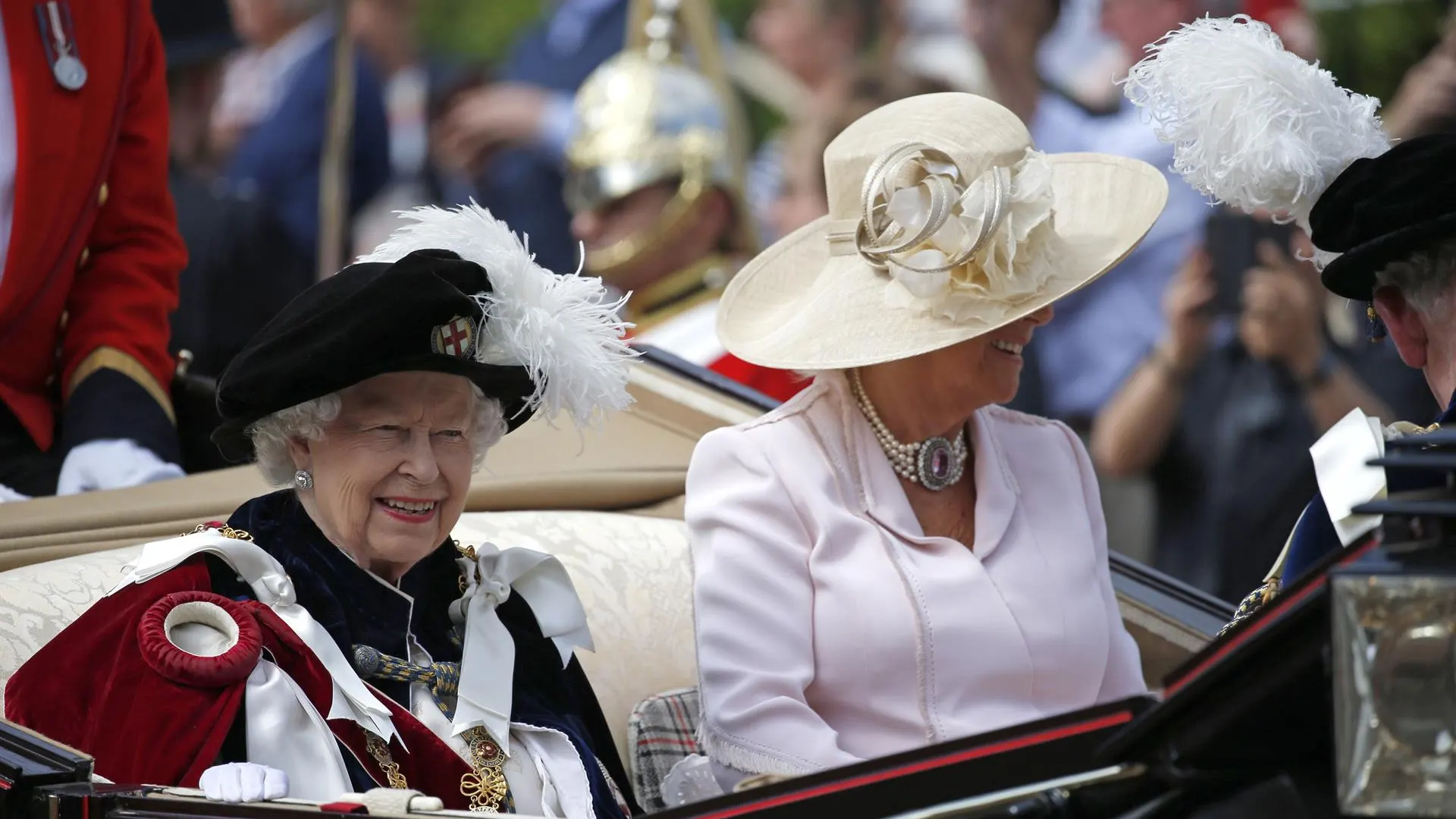 La reina Isabel II junto a Camilla Parker
