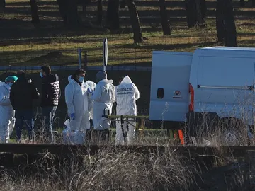 Efectivos de la policía científica de la Guardia Civil ayer donde apareció el cuerpo de la joven Esther López, en Traspinedo Efectivos de la policía científica de la Guardia Civil ayer donde apareció el cuerpo de la joven Esther López, en Traspinedo