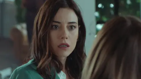 Asya, implacable con Derin: le pega un bofetón delante de todos 'Infiel'