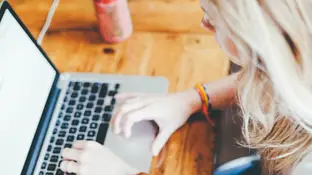 Imagen de recurso de una mujer trabajando Imagen de recurso de una mujer trabajando