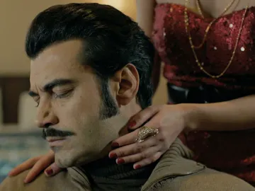 Demir ahoga su dolor en los brazos de otra mujer Demir ahoga su dolor en los brazos de otra mujer
