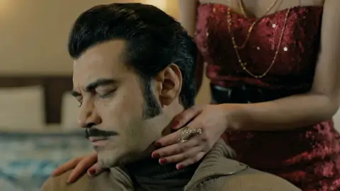 Demir ahoga su dolor en los brazos de otra mujer Demir ahoga su dolor en los brazos de otra mujer