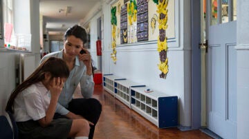 Una profesora habla con una posible víctima de bullying
