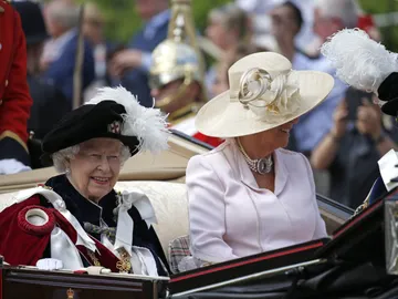 Imagen de archivo de la reina Isabel II, junto a Camila, duquesa de Cornualles Imagen de archivo de la reina Isabel II, junto a Camila, duquesa de Cornualles