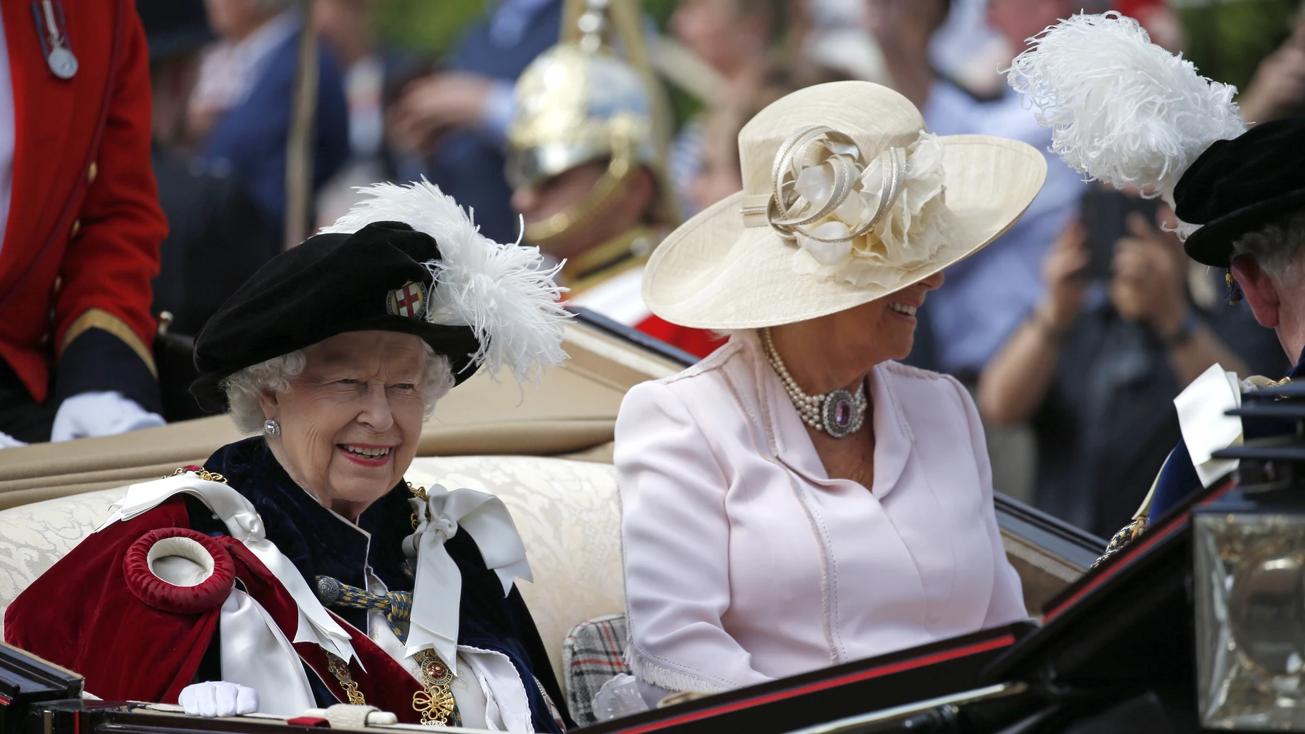 Imagen de archiov de la reina Isabel II, junto a Camila, duquesa de Cornualles (d), en un carruaje durante una ceremonia en Windsor