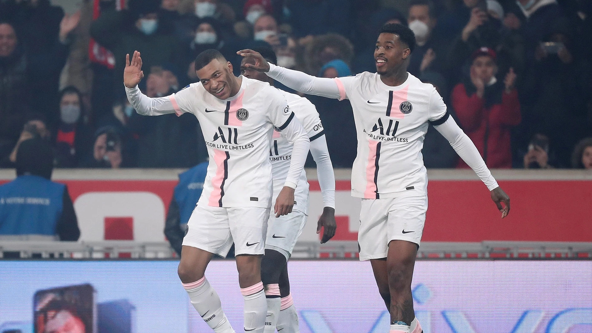 Mbappé celebra un gol ante el Lille