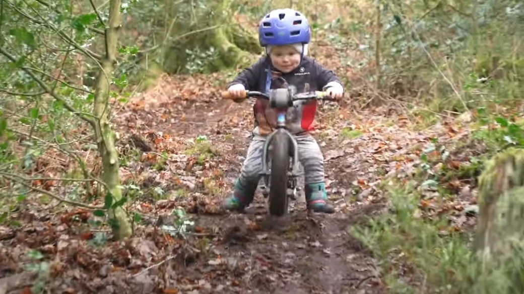 Bo Barnes, el bebé de 3 años que practica mountain bike Bo Barnes, el bebé de 3 años que practica mountain bike