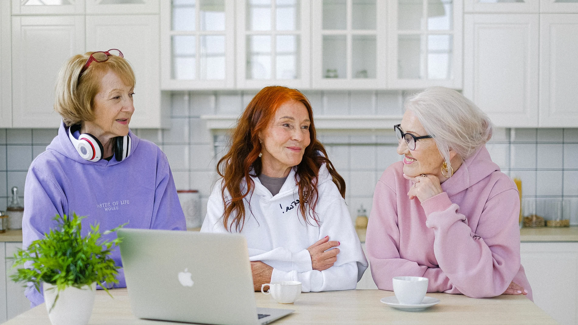 Tres mujeres conversan alrededor de un ordenador