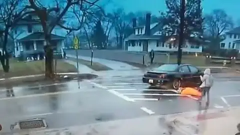 Momento en el que una policía evitar que atropellen a una estudiante. Momento en el que una policía evitar que atropellen a una estudiante.