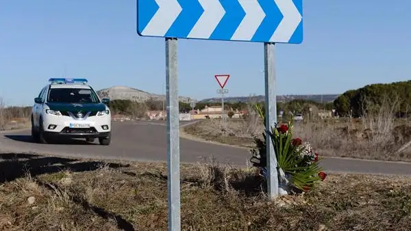 Un coche de la Guardia Civil pasa por el lugar en el que se encontró a Esther López Un coche de la Guardia Civil pasa por el lugar en el que se encontró a Esther López
