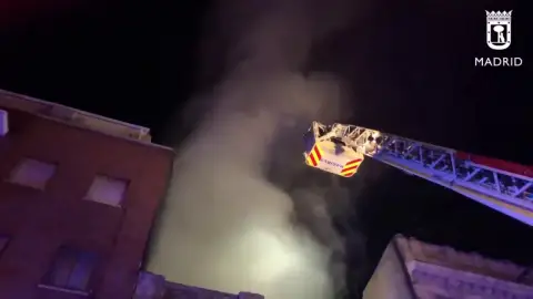Detienen a una mujer por el incendio en un edificio 'okupado' de Madrid Detienen a una mujer por el incendio en un edificio 'okupado' de Madrid