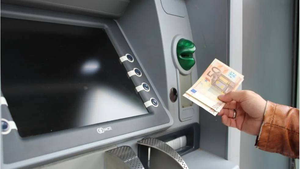 España pierde la mitad de sus sucursales bancarias en la última década España pierde la mitad de sus sucursales bancarias en la última década