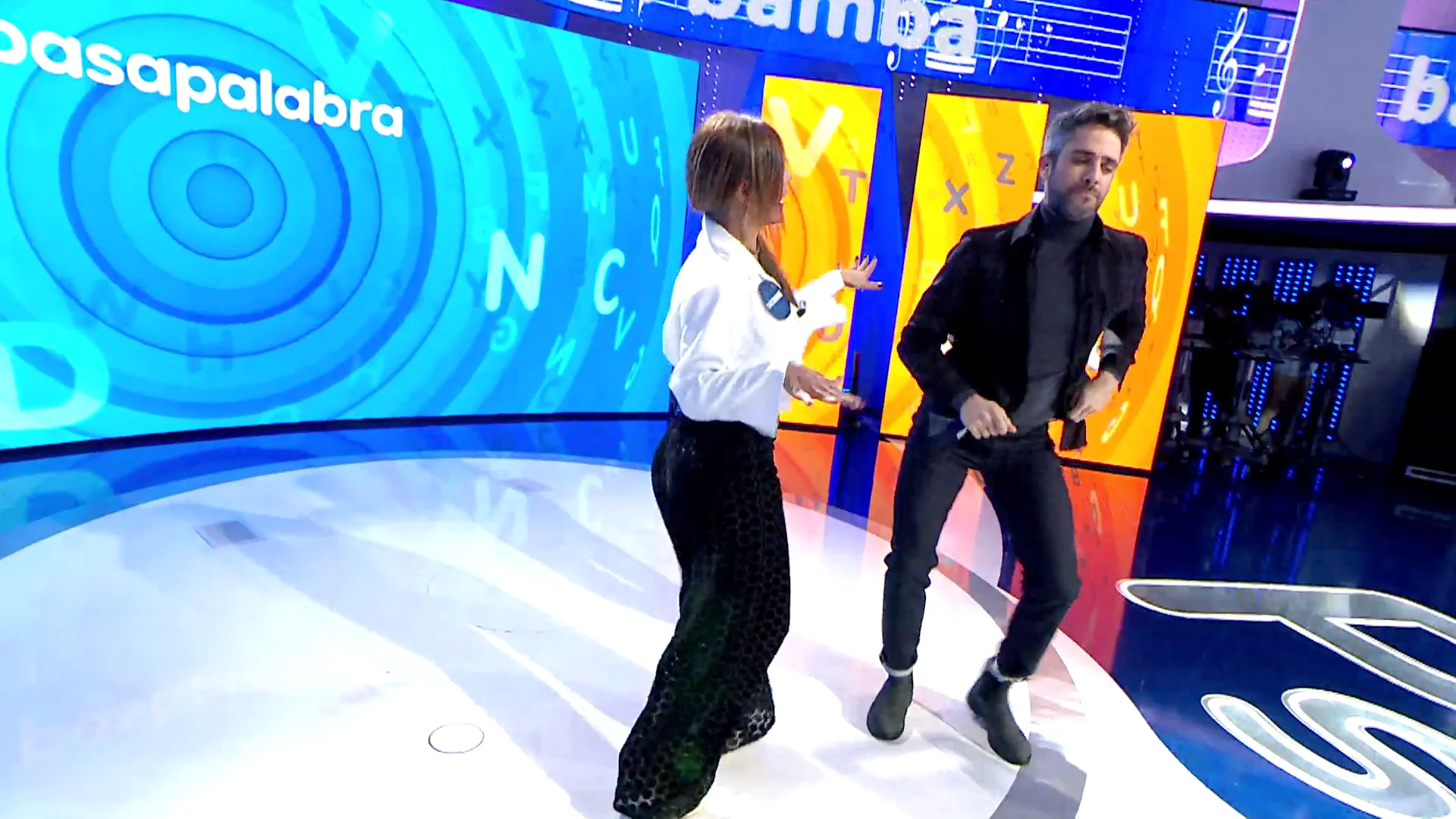 ¡Coreografía inesperada! Ivonne Reyes saca a Roberto Leal a bailar ‘La bamba’ en ‘La Pista’ Mejores momentos | 8 de febrero