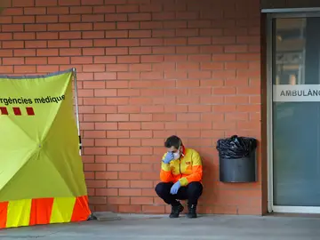 Un sanitario descansa en el exterior del Hospital de Igualada, en Barcelona, en una imagen de archivo Un sanitario descansa en el exterior del Hospital de Igualada, en Barcelona, en una imagen de archivo