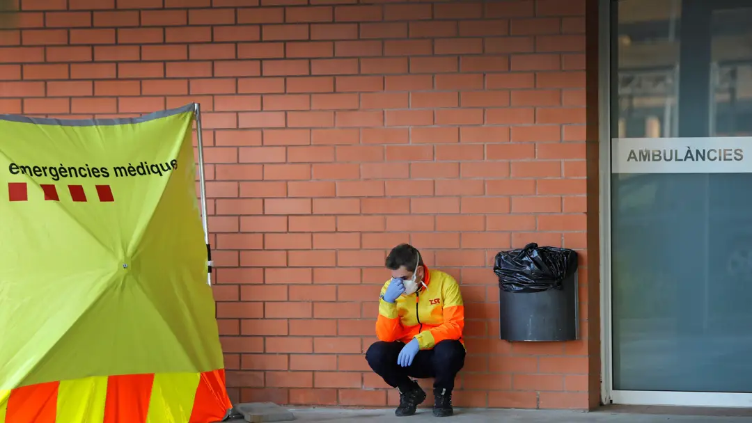 Un sanitario descansa en el exterior del Hospital de Igualada, en Barcelona, en una imagen de archivo