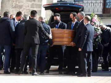 Amigos y familiares portan féretro de Esther López a su llegada al funeral celebrado este miércoles. Amigos y familiares portan féretro de Esther López a su llegada al funeral celebrado este miércoles.