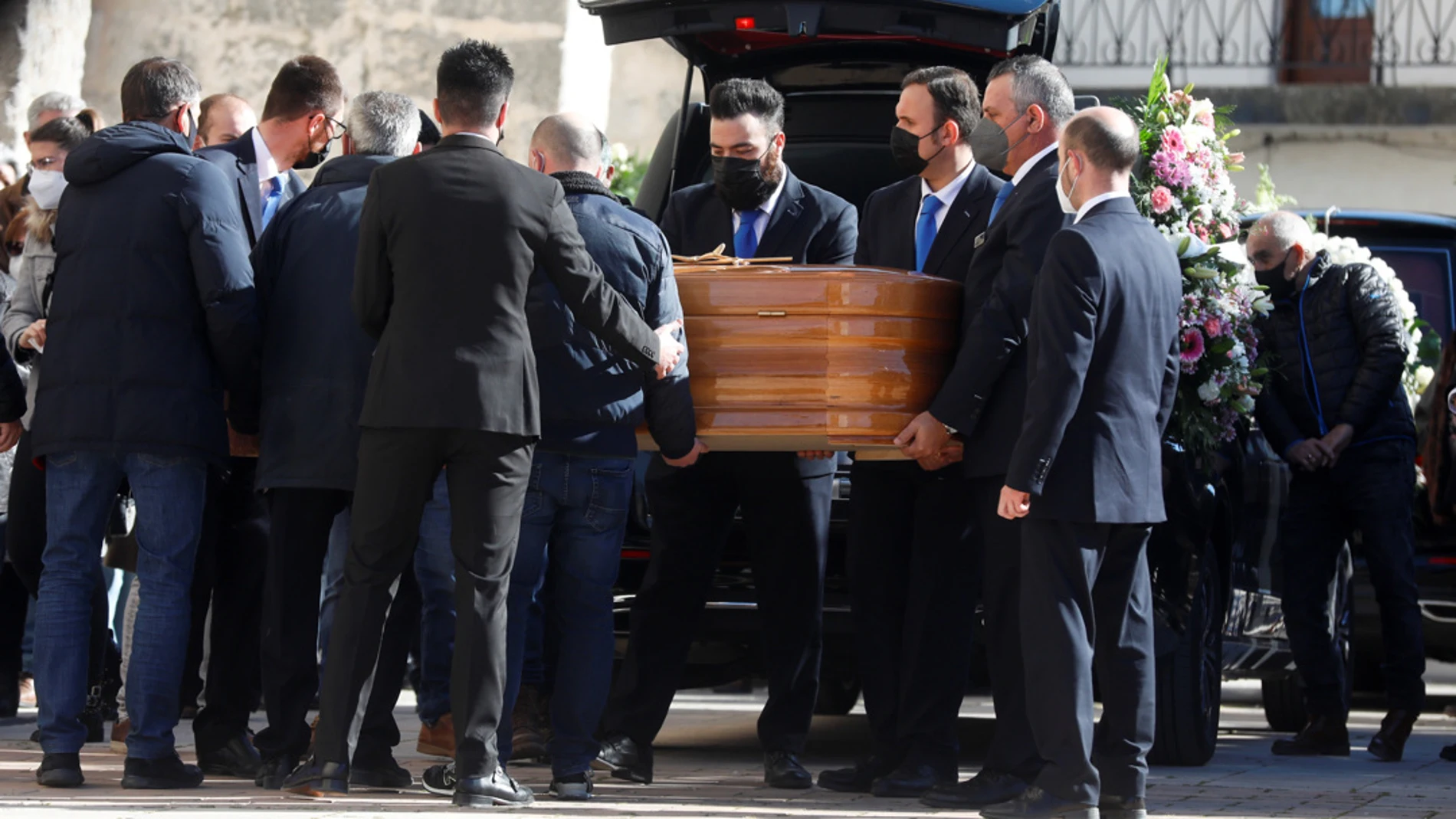 Amigos y familiares portan féretro de Esther López a su llegada al funeral celebrado este miércoles.