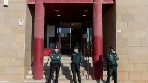La guardia civil custodia la puerta principal de los juzgados de Totana, Murcia La guardia civil custodia la puerta principal de los juzgados de Totana, Murcia