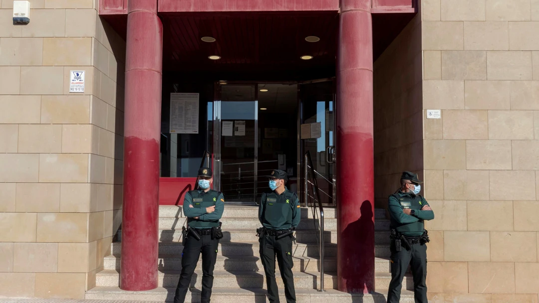 La guardia civil custodia la puerta principal de los juzgados de Totana, Murcia