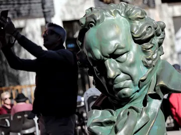 Una persona se hace una foto junto a una de las esculturas de un Goya Una persona se hace una foto junto a una de las esculturas de un Goya