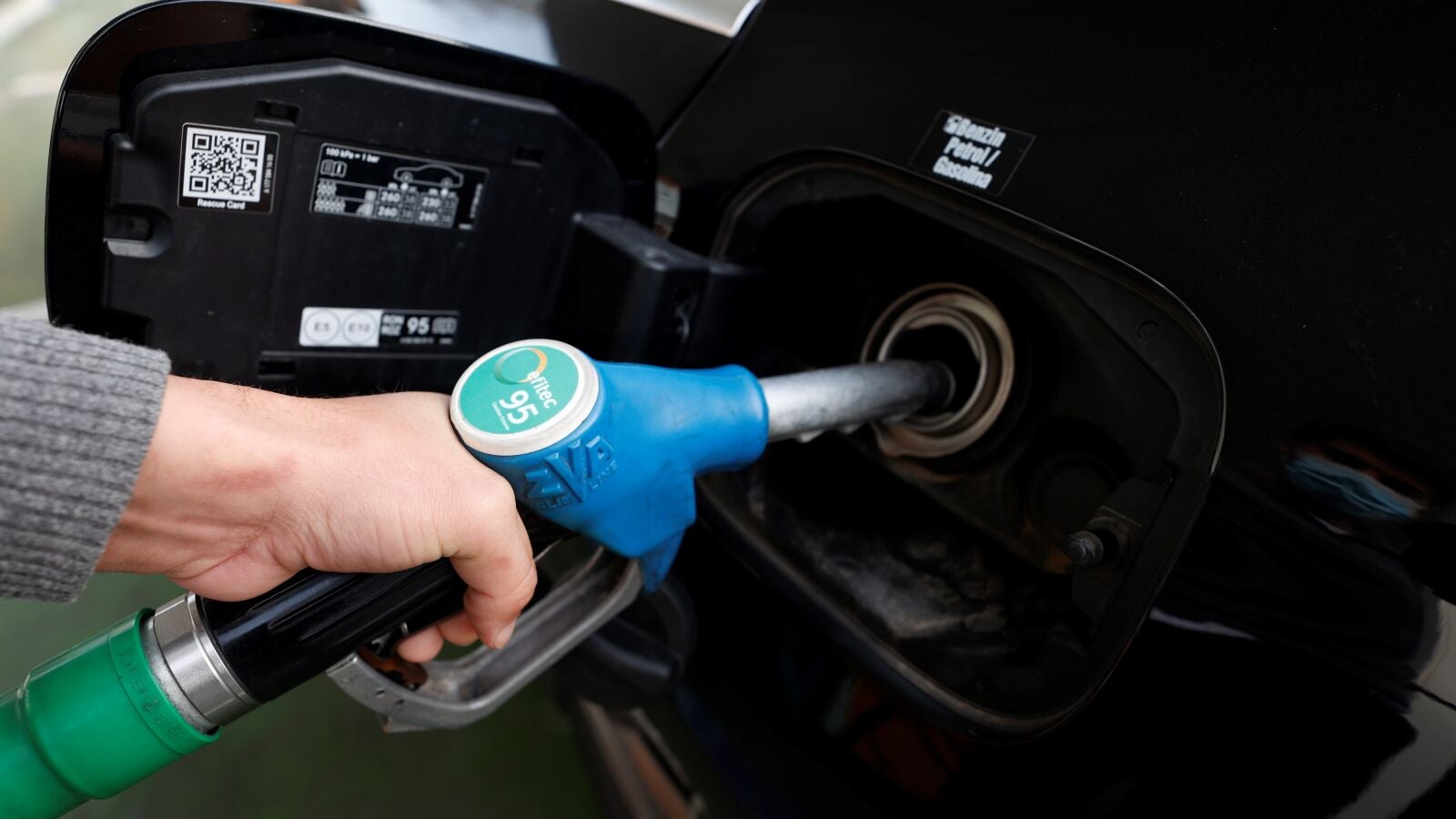 El petróleo supera los 110 dólares, ¿afectará al precio de los carburantes? 