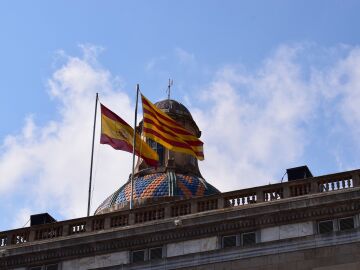 El TSJC ordena colgar la bandera española y catalana 
