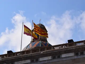 El TSJC ordena colgar la bandera española y catalana El TSJC ordena colgar la bandera española y catalana