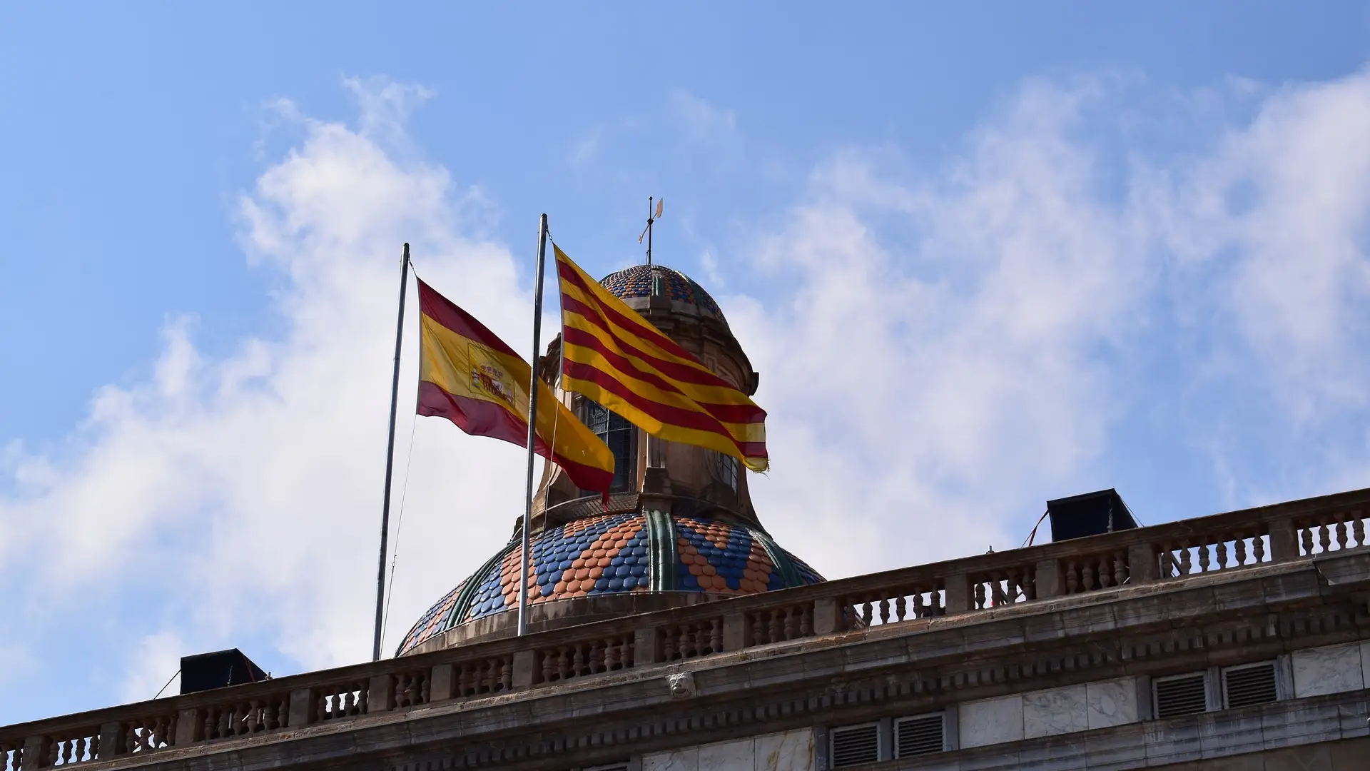 El TSJC ordena colgar la bandera española y catalana El TSJC ordena colgar la bandera española y catalana