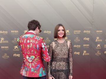 Aldo Comas y Macarena Gómez homenajean a Verónica Forqué en la alfombra roja de los Premios Goya 
