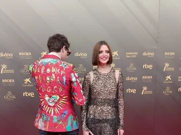 Aldo Comas y Macarena Gómez homenajean a Verónica Forqué en la alfombra roja de los Premios Goya Aldo Comas y Macarena Gómez homenajean a Verónica Forqué en la alfombra roja de los Premios Goya