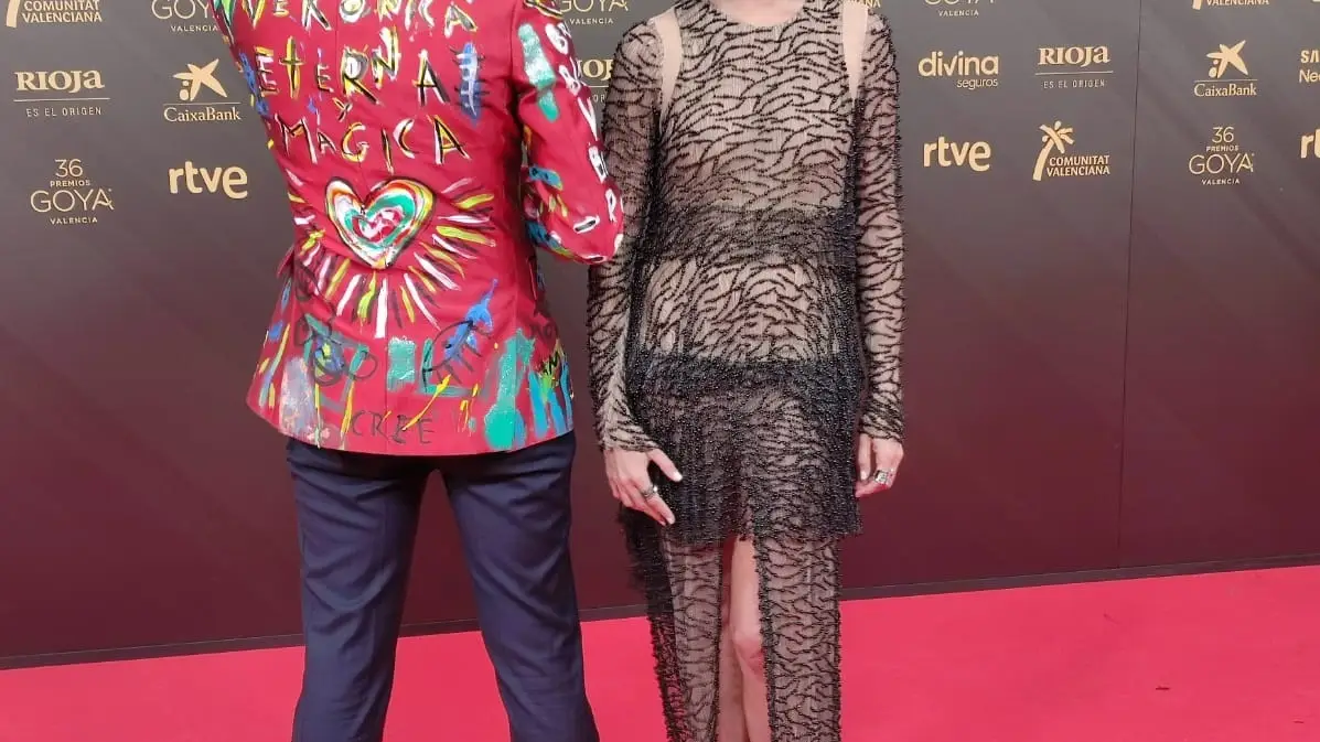 Aldo Comas y Macarena G&oacute;mez homenajean a Ver&oacute;nica Forqu&eacute; en la alfombra roja de los Premios Goya 