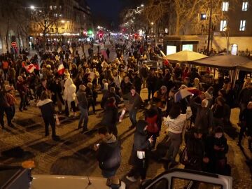 Algunos manifestantes de la 'caravana de la libertad' acceden a los Campos Elíseos de París