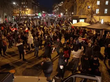 Algunos manifestantes de la 'caravana de la libertad' acceden a los Campos Elíseos de París Algunos manifestantes de la 'caravana de la libertad' acceden a los Campos Elíseos de París
