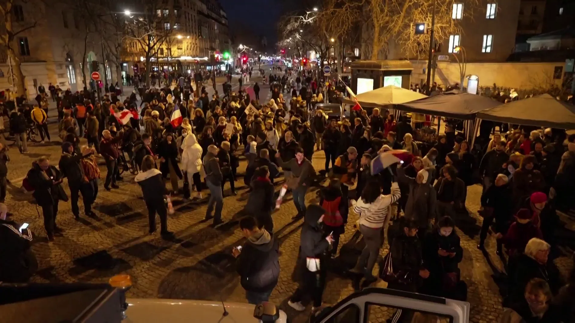 Algunos manifestantes de la 'caravana de la libertad' acceden a los Campos Elíseos de París