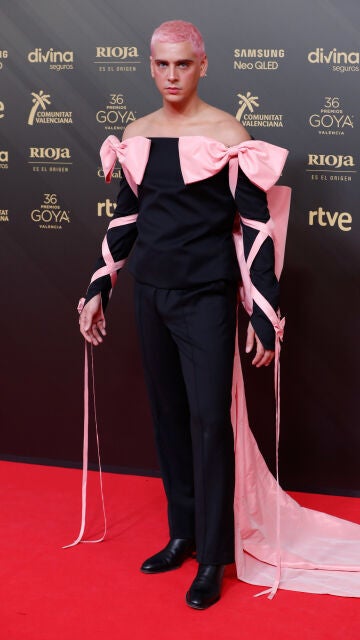 Eduardo Casanova en la alfombra roja de los Premios Goya 2022