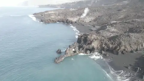 El volcán de La Palma crea nuevas playas tras la erupción de volcán El volcán de La Palma crea nuevas playas tras la erupción de volcán